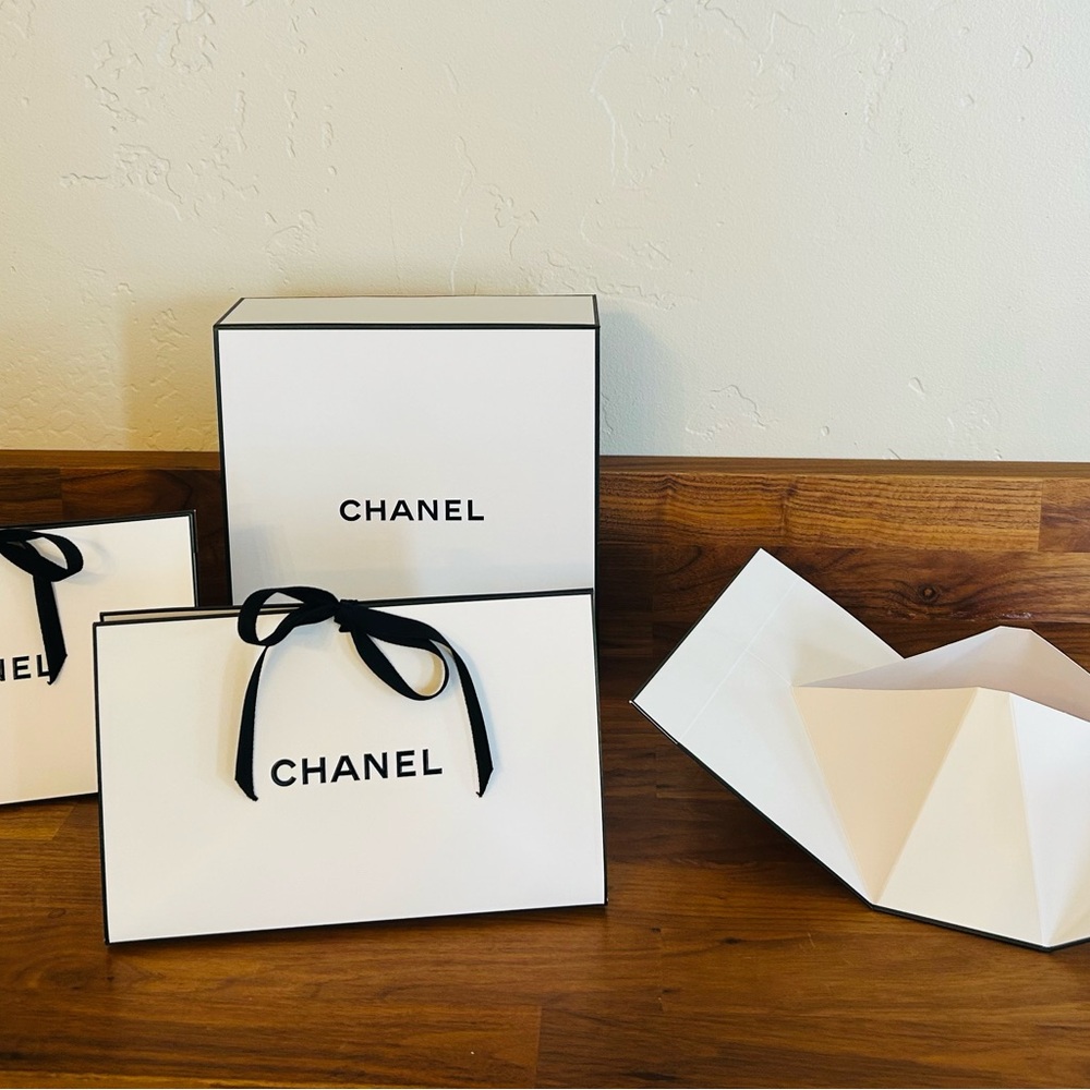 12 CHANEL Gift Bags with black ribbon - Picture 2 of 4